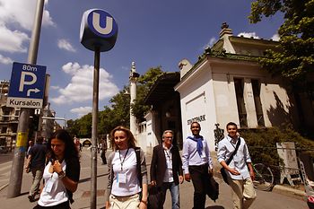 Meeting Teilnehmer vor der U-Bahn Station Stadtpark