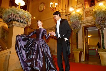 Couple in evening dresses at the Vienna State Opera