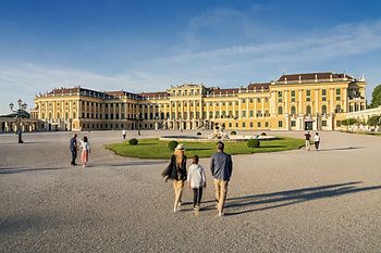 People in front of Schönbrunn Palace