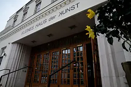 Kleines Haus der Kunst entrance from outside